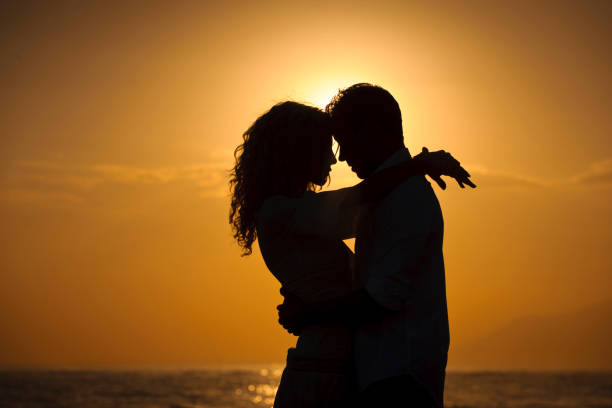 casal romântico ao pôr do sol - couple sensuality passion embracing imagens e fotografias de stock