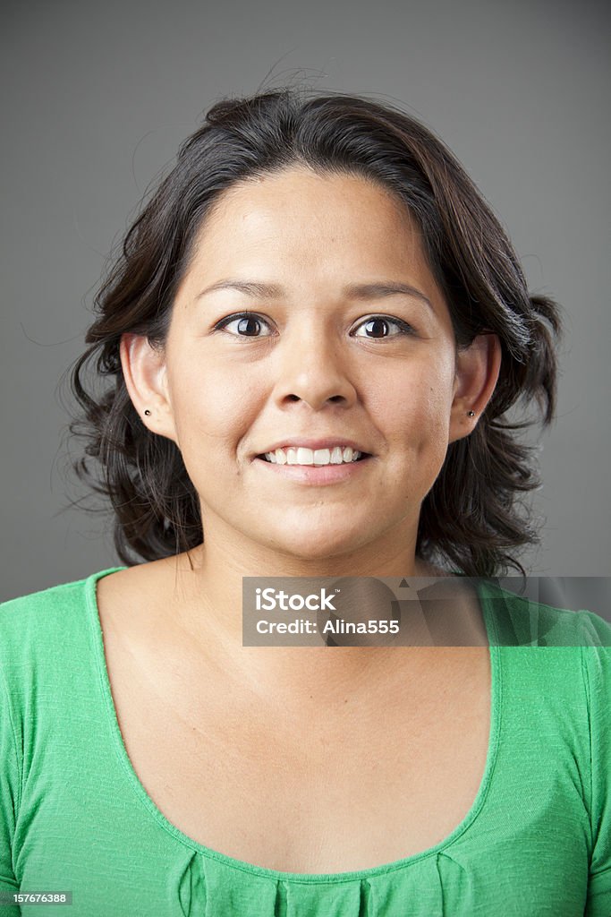 Echte Menschen-Porträts: Native American lächelnde Frau auf grauem Hintergrund. - Lizenzfrei Attraktive Frau Stock-Foto