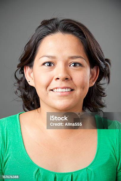 人々のポートレートネイティブアメリカンの笑顔の女性灰色の背景 - 1人のストックフォトや画像を多数ご用意 - 1人, カジュアルウェア, カメラ目線