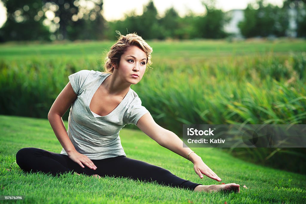 Jeune femme, faire du Yoga dans la Nature - Photo de Adolescence libre de droits