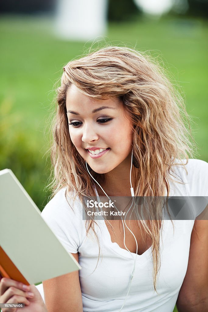 Estudante lendo um livro - Foto de stock de Adolescente royalty-free