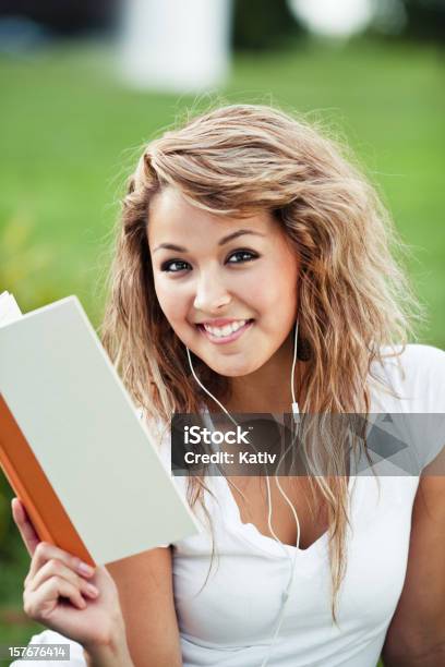 학생 책을 읽는 MP3 플레이어에 대한 스톡 사진 및 기타 이미지 - MP3 플레이어, 공부, 과일