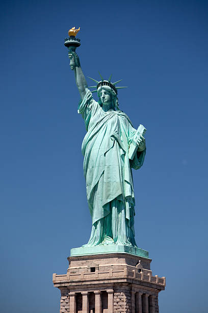 une vue sur la statue de la liberté - statue liberty statue of liberty ellis island photos et images de collection