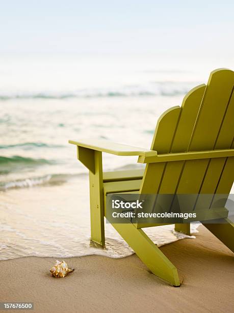 Silla Adirondack En La Playa Foto de stock y más banco de imágenes de Playa - Playa, Silla Adirondack, Silla