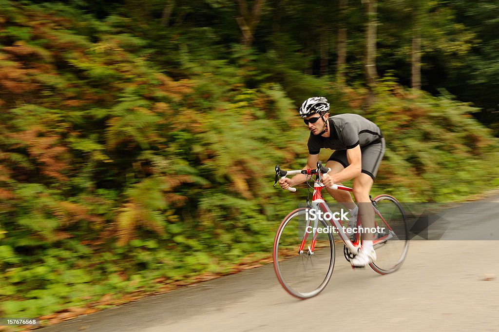 Radsportler im downhill mit Hintergrund verschwommen - Lizenzfrei Geschwindigkeit Stock-Foto