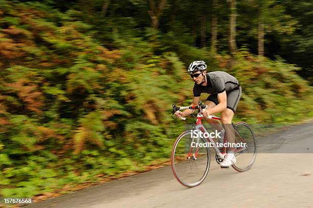 Ciclista In Discesa Con Sfondo Sfocato - Fotografie stock e altre immagini di Andare giù - Andare giù, Bicicletta da corsa, Ciclismo