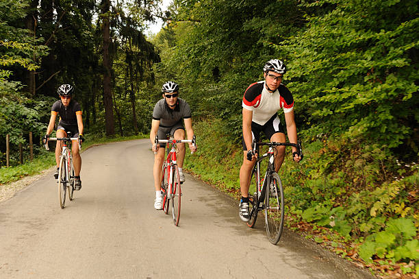 trois les cyclistes sur route s " - racing bicycle cycling professional sport bicycle photos et images de collection