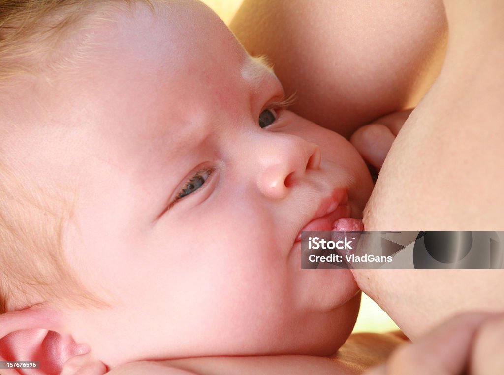 ベビー授乳 - あごのロイヤリティフリーストックフォト