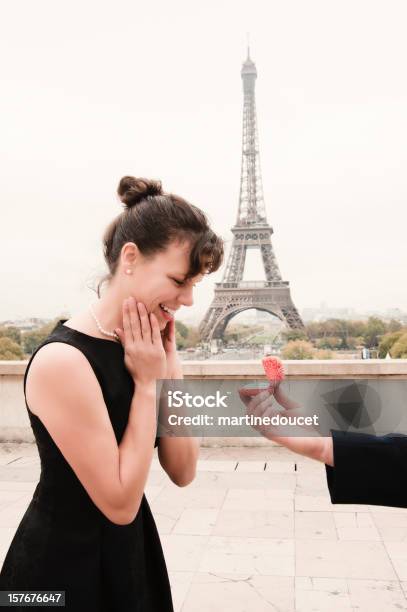 Photo libre de droit de Proposition À Paris En Face De La Tour Eiffel À La Verticale banque d'images et plus d'images libres de droit de Paris - France