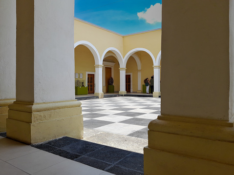 Patio interior del museo de las artesanías en un dia de verano, Tlaquepaque, Jalisco, México.