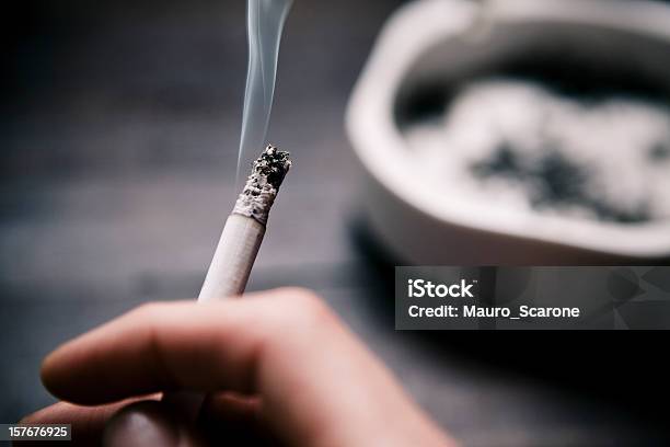 Holding Eine Zigarette Stockfoto und mehr Bilder von Zigarette - Zigarette, Thema Rauchen, Aschenbecher