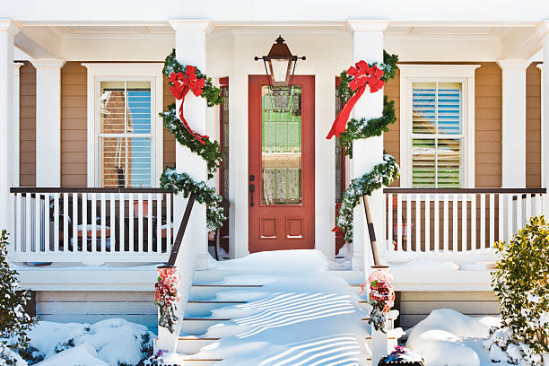 convidar porta da frente de natal com neve na varanda stairs - bow building imagens e fotografias de stock