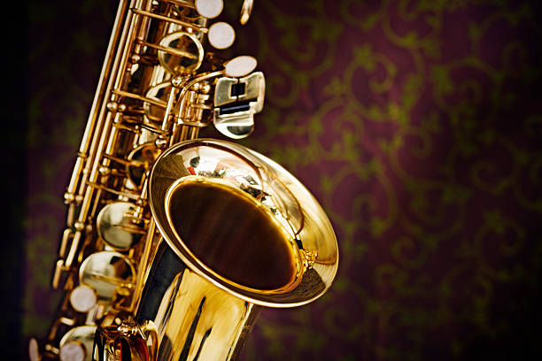 saxofone dourado brilham contra um fundo de seda rica criou - bebop - fotografias e filmes do acervo