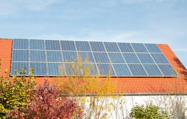 painéis solares no telhado com céu azul - energyroof - fotografias e filmes do acervo