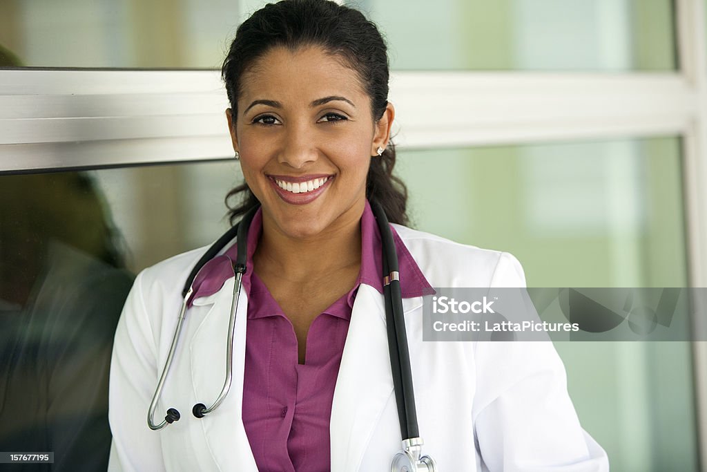 Portrait de souriant multi-ethnique femme médecin - Photo de Docteur libre de droits