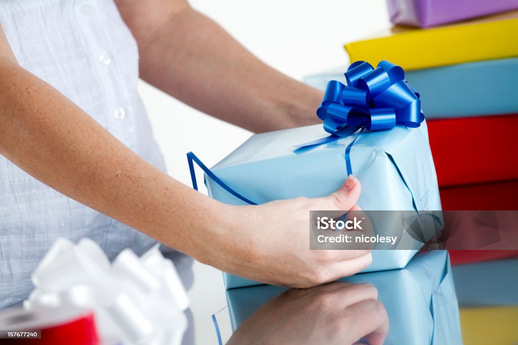 Arrollamiento una tienda de regalos - Foto de stock de Azul libre de derechos