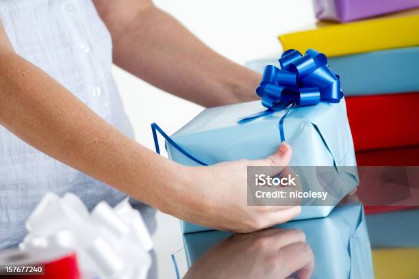 Confezione Regalo - Fotografie stock e altre immagini di Avvolgere - Avvolgere, Blu, Natale