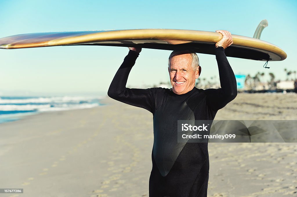 senior Surfista segurando prancha de surf na Cabeça - Royalty-free 60-64 anos Foto de stock