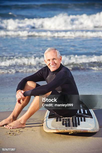 Surfista Y Senior Sonriente Sentada En Tabla De Surf Foto de stock y más banco de imágenes de 60-64 años