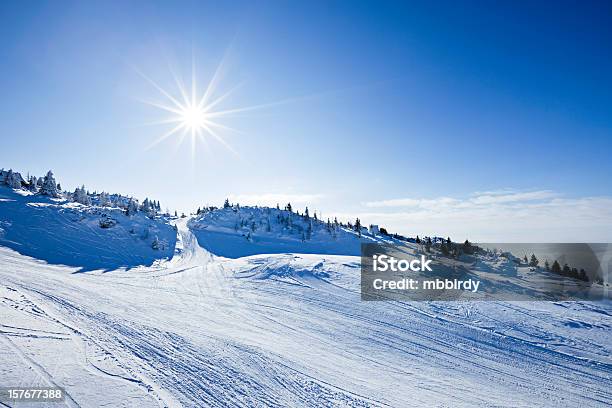 Idylliczny Winter Ski Resort - zdjęcia stockowe i więcej obrazów Bez ludzi - Bez ludzi, Biały, Fotografika