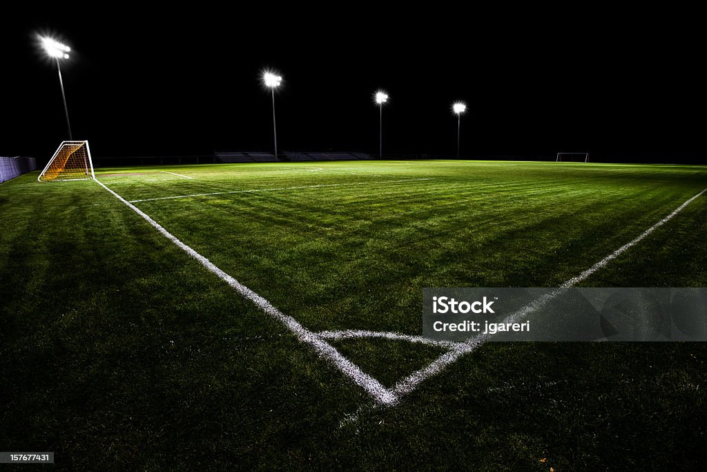 Футбольное поле на ночь - Стоковые фото Ночь роялти-фри