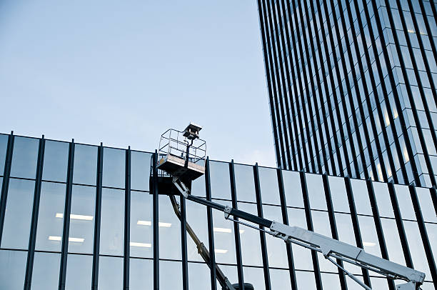 limpiacristales ido para un receso - cleaning window window washer built structure fotografías e imágenes de stock