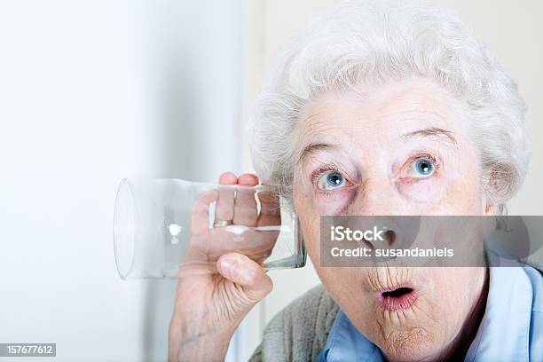 Schockierende News Stockfoto und mehr Bilder von Klatsch - Klatsch, Seniorinnen, Belauschen