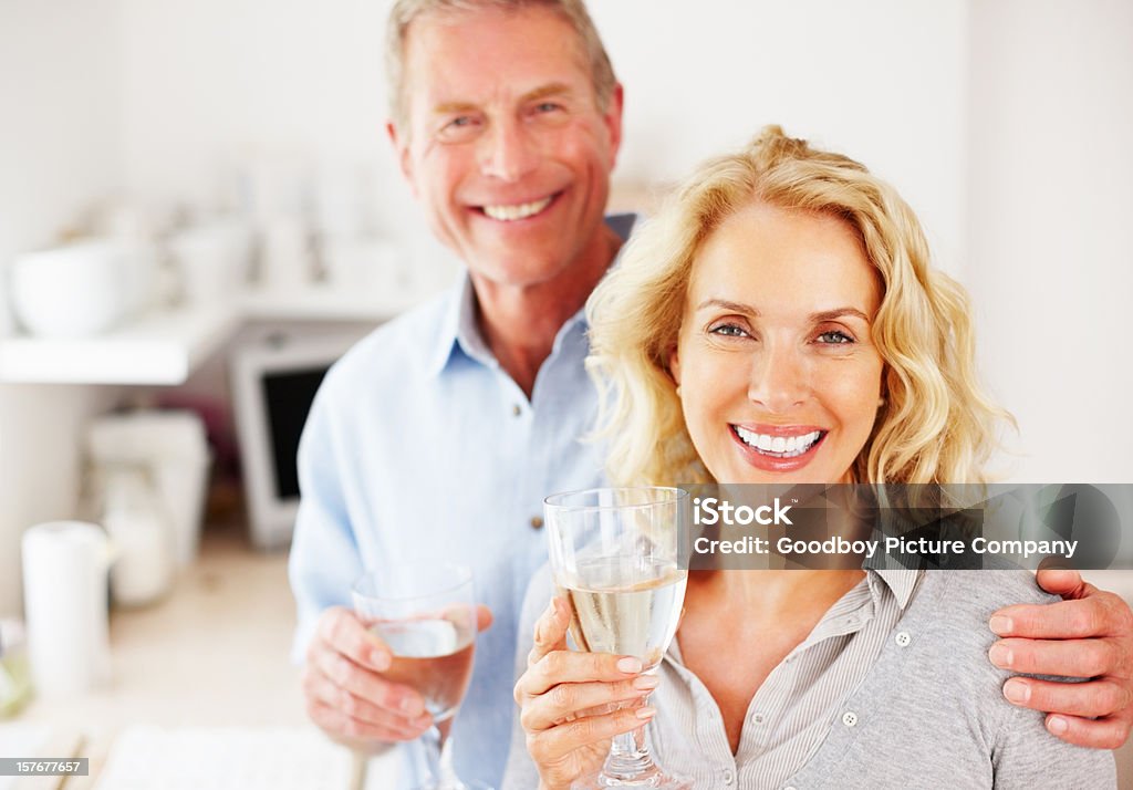 Heureux couple mature dégustant vin avec cuisine - Photo de Adulte libre de droits