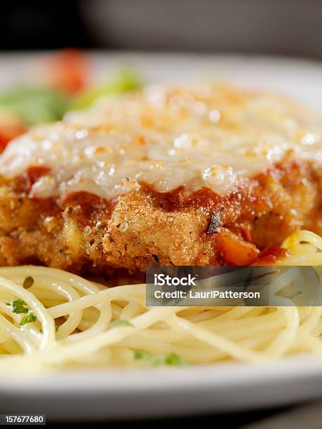 Vitela Parmigiana Com Esparguete - Fotografias de stock e mais imagens de Parmesão - Parmesão, Vitela, Acompanhamento