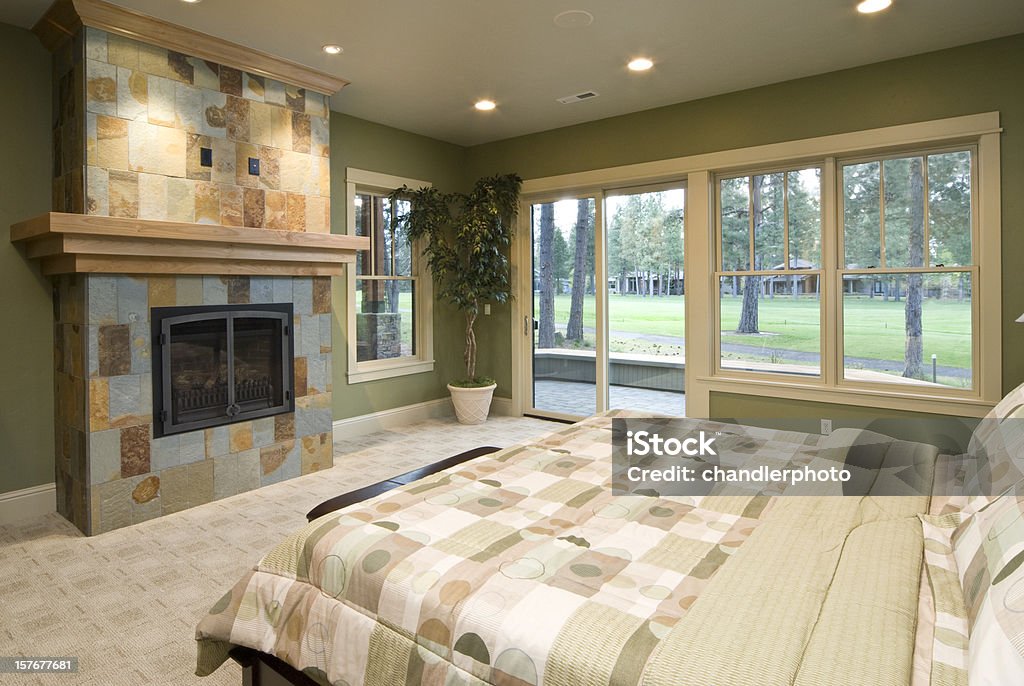 Современная спальня с плиточным камином - Стоковые фото Камин роялти-фри