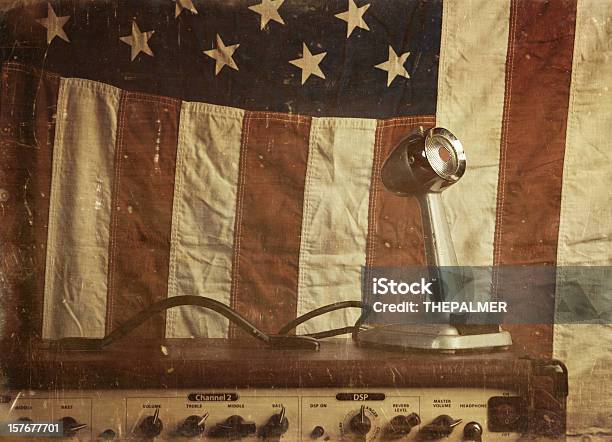 Vintage Mikrofon Und Amerikanische Flagge Stockfoto und mehr Bilder von Amerikanische Flagge - Amerikanische Flagge, Mikrofon, Altertümlich