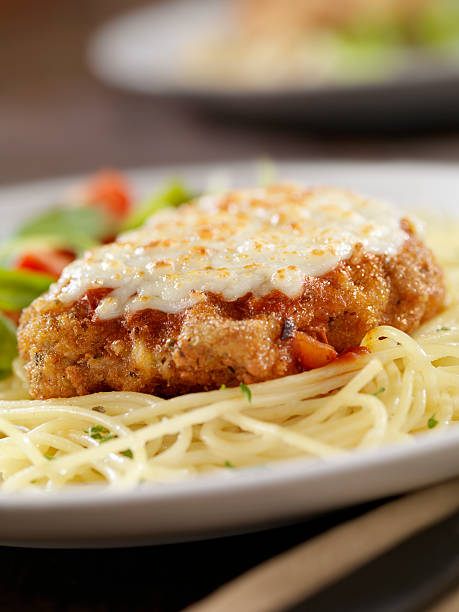 biała parmigiana z spaghetti - parmesan cheese chicken veal salad zdjęcia i obrazy z banku zdjęć