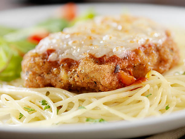 kalbfleisch parmigiana mit spaghetti - parmesan cheese chicken veal salad stock-fotos und bilder
