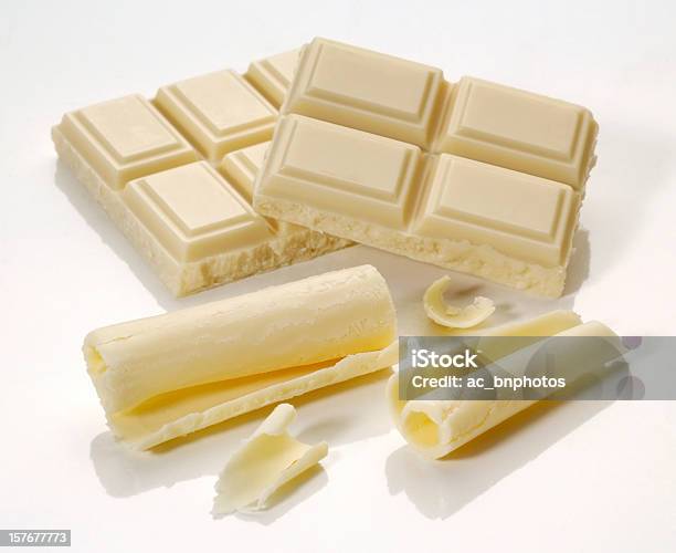 Trozos De Chocolate Blanco Foto de stock y más banco de imágenes de Chocolate blanco - Chocolate blanco, Chocolate, Blanco - Color