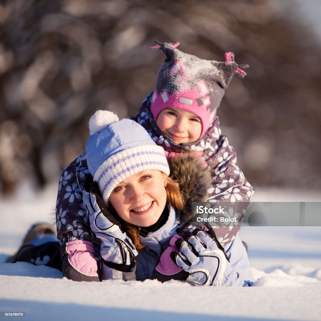 Mãe e filha a mentir na Neve - Royalty-free 6-7 Anos Foto de stock