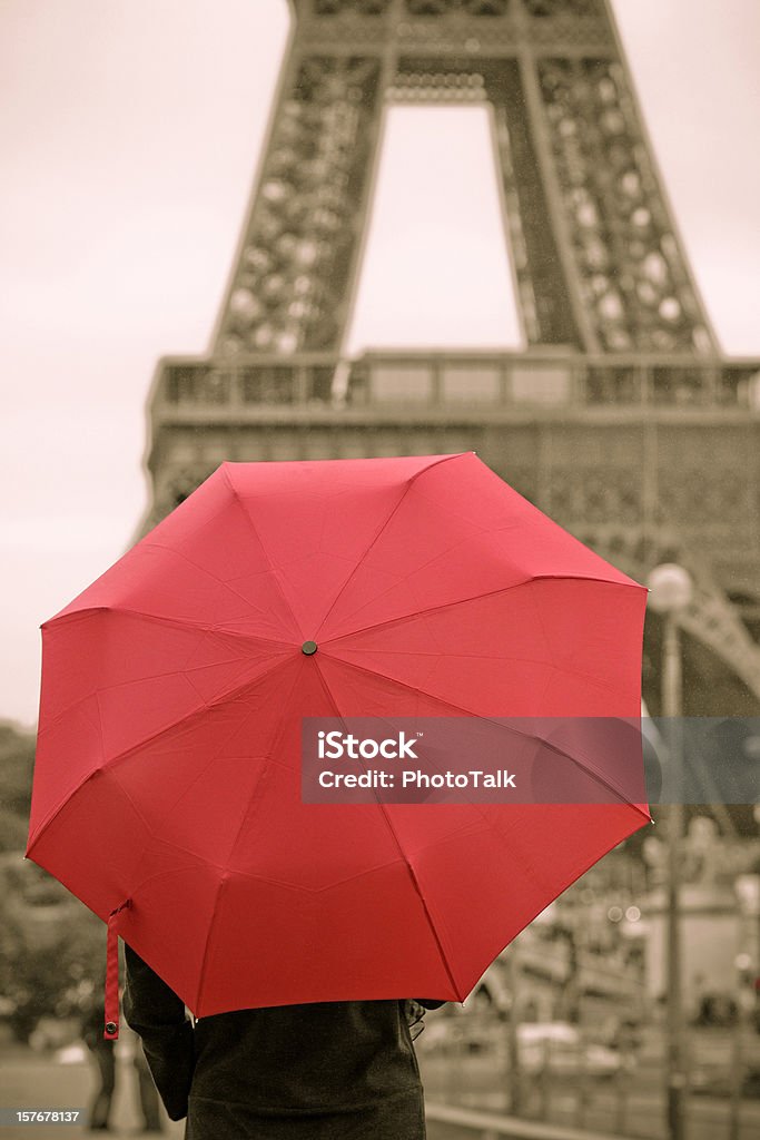 Roter Regenschirm und Paris-XL - Lizenzfrei Gehen Stock-Foto