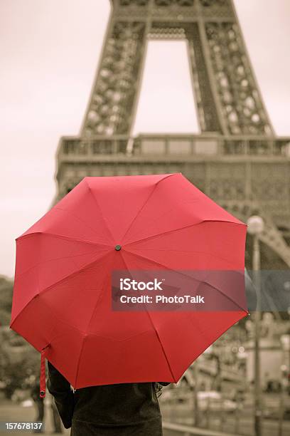 Roter Regenschirm Und Parisxl Stockfoto und mehr Bilder von Gehen - Gehen, Geschäftsleute, Regen