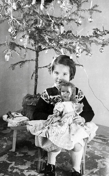 Little Girl under Christmas Tree in 1958.Black And White  doll photos stock pictures, royalty-free photos & images
