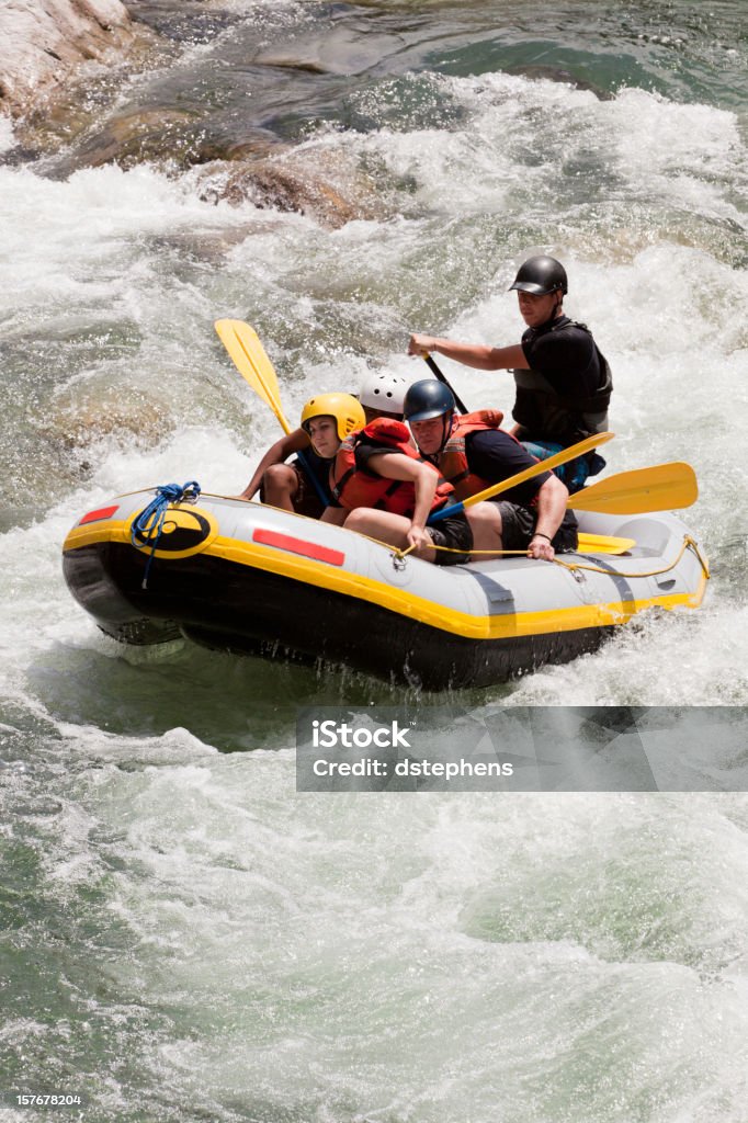 Team di Whitewater Rafters discesa di un fiume - Foto stock royalty-free di Rafting