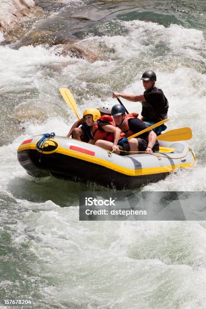 Team Di Whitewater Rafters Discesa Di Un Fiume - Fotografie stock e altre immagini di Rafting - Rafting, Amicizia, Rafting sulle rapide