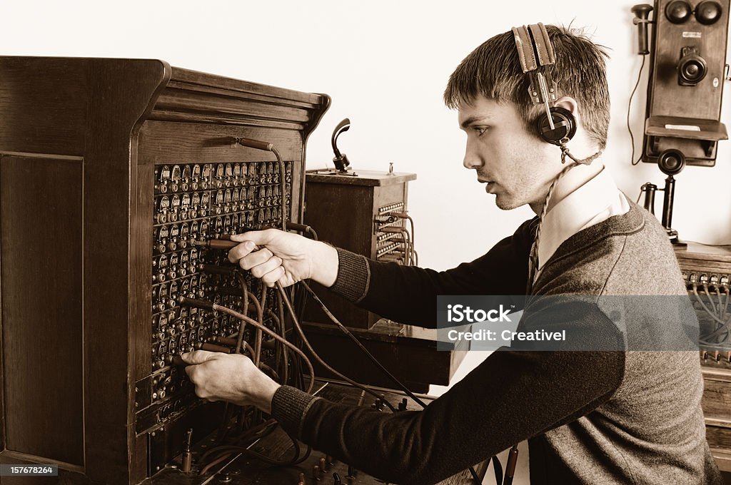 Centralita de teléfono operador usando antigüedades - Foto de stock de Anticuado libre de derechos