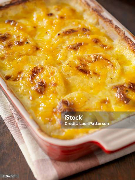 Creamy Scalloped Kartofle - zdjęcia stockowe i więcej obrazów Przygotowany ziemniak - Przygotowany ziemniak, Zapiekanka - Sposób przygotowania jedzenia, Ser