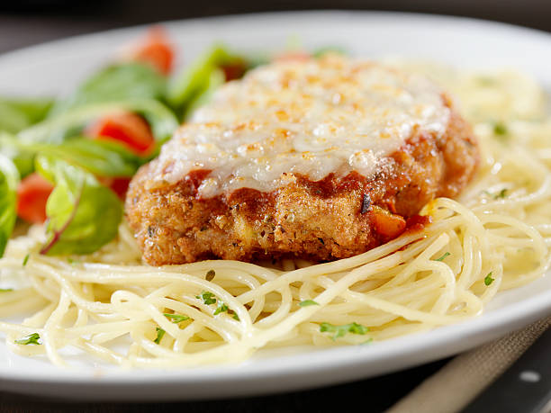 kalbfleisch parmigiana mit spaghetti - parmesan cheese chicken veal salad stock-fotos und bilder