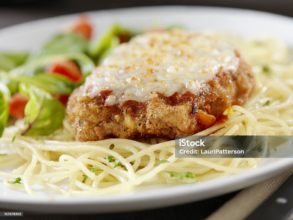 Vitello alla Parmigiana con Spaghetti - Foto stock royalty-free di Parmigiano