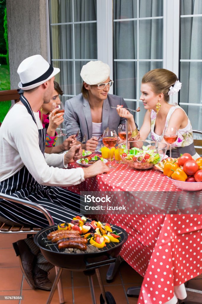 Amis à la fête en plein air - Photo de Manger libre de droits