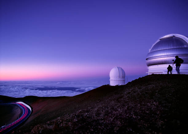 мауна-кеа observatories в сумерки, гавайи. - horizon observatory стоковые фото и изображения