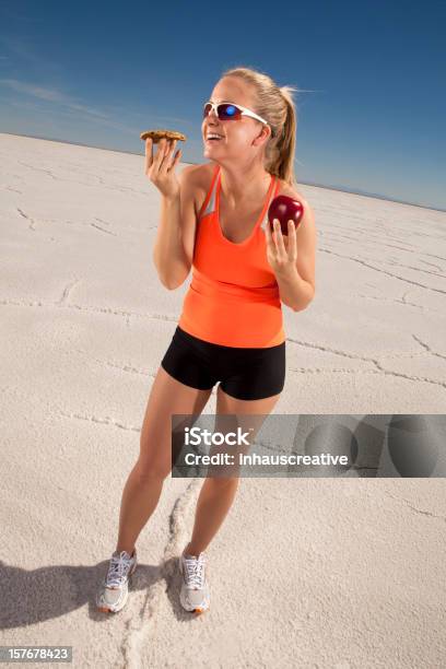 Foto de Atleta Feminina Segurando Uma Maçã E Biscoitos e mais fotos de stock de 25-30 Anos - 25-30 Anos, Adulto, Alegria