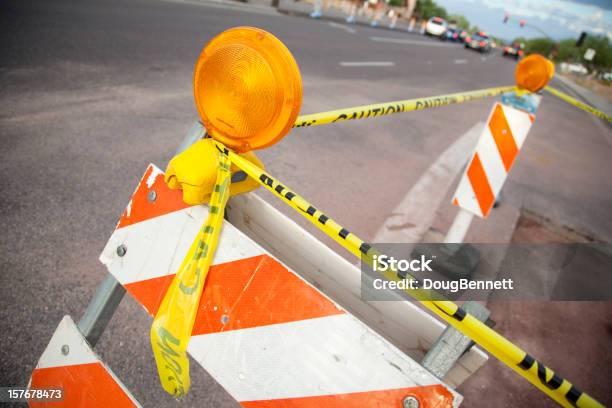 Barreras Y Amarillo Cinta De Precaución Para Construcción De Carretera Foto de stock y más banco de imágenes de Barricada - Límite