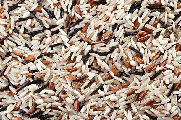 mieszane ryż tle - brown rice rice heap brown zdjęcia i obrazy z banku zdjęć