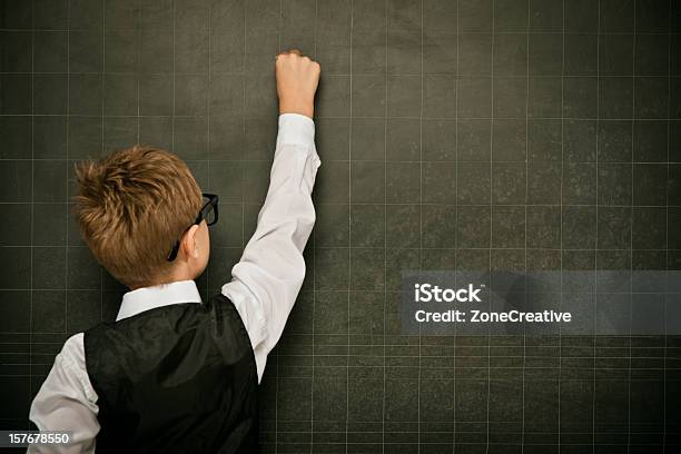 Junge Elegante Clevere Schüler Schreiben Auf Copyspace Schreibtafel Stockfoto und mehr Bilder von Aktivitäten und Sport